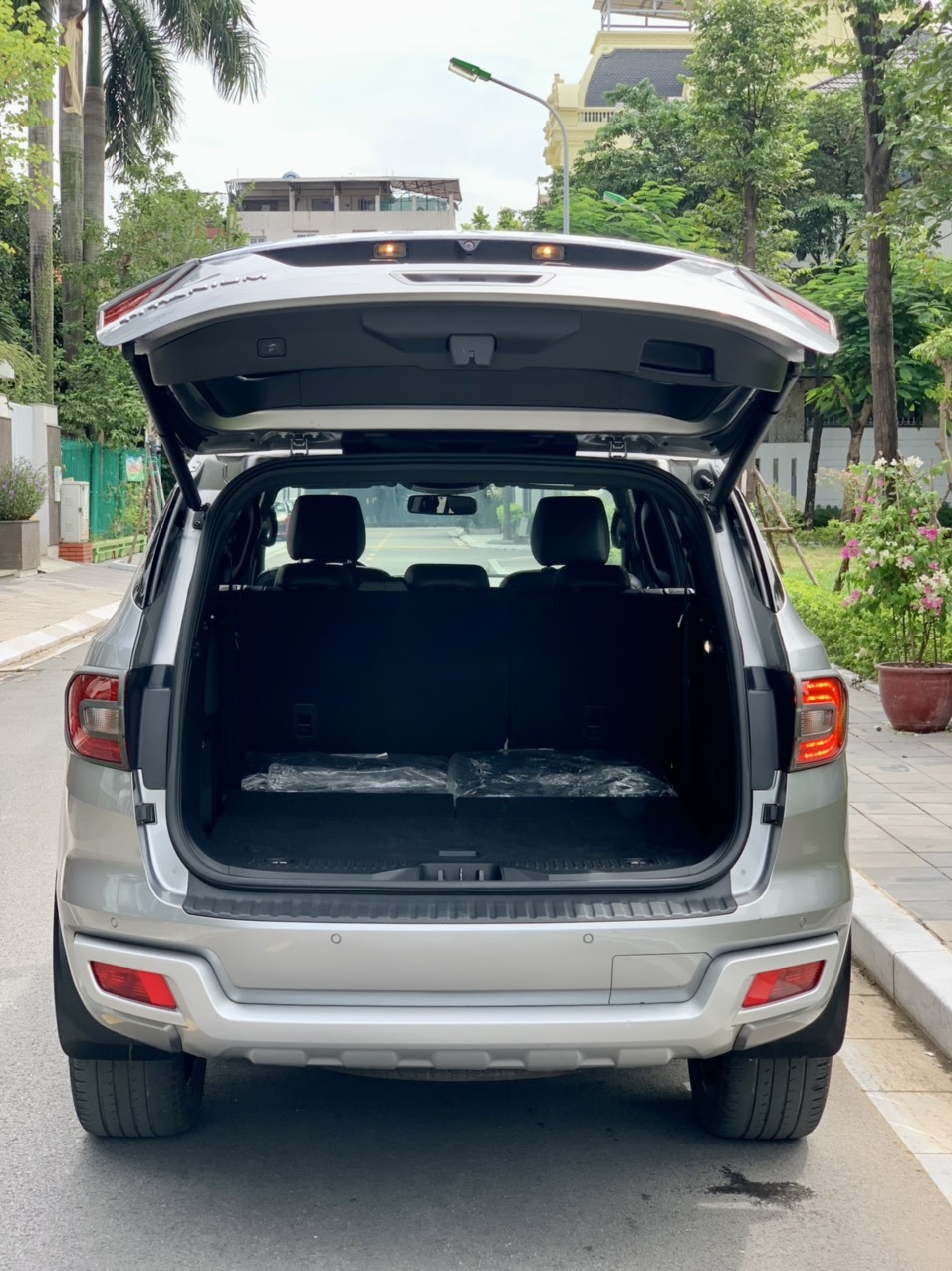 Ford Everest Titanium 4x2 2018 màu bạc (đã bán)