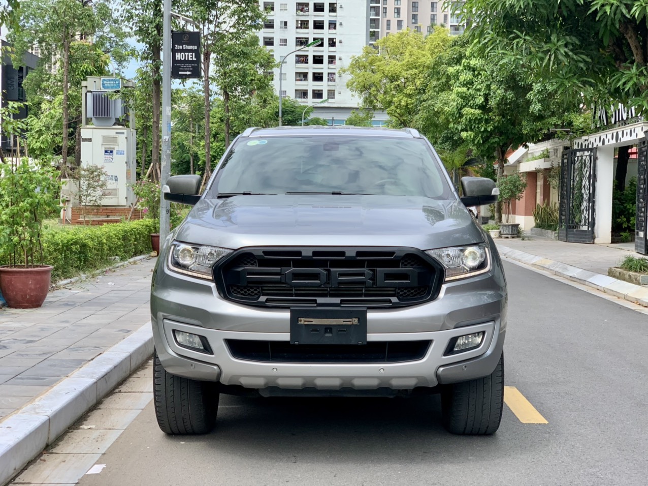 Ford Everest Titanium 4x2 2018 màu bạc (đã bán)
