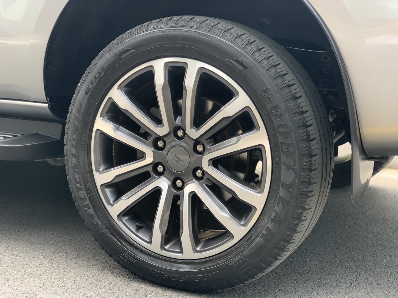 Ford Everest Titanium 4x2 2018 màu bạc (đã bán)