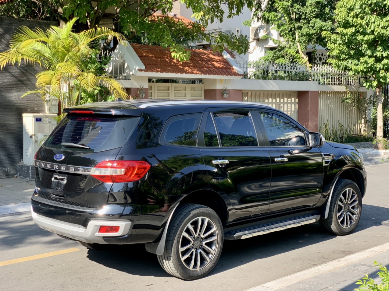Ford Everest Titanium 2.0L 4x2 AT 2020 màu đen (Đã bán)