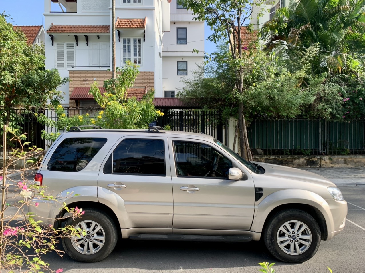 Ford Escape XLT 2.3L 2 cầu màu ghi vàng (Đã bán)