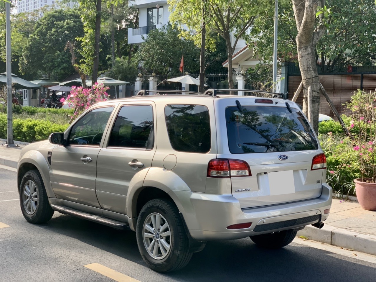Ford Escape XLT 2.3L 2 cầu màu ghi vàng (Đã bán)