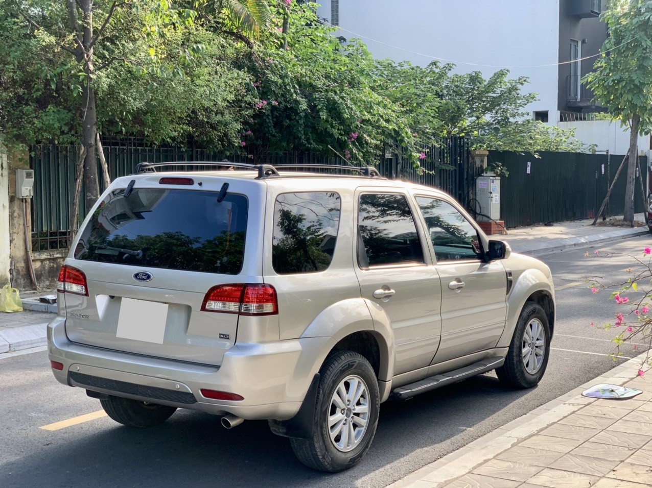Ford Escape XLT 2.3L 2 cầu màu ghi vàng (Đã bán)