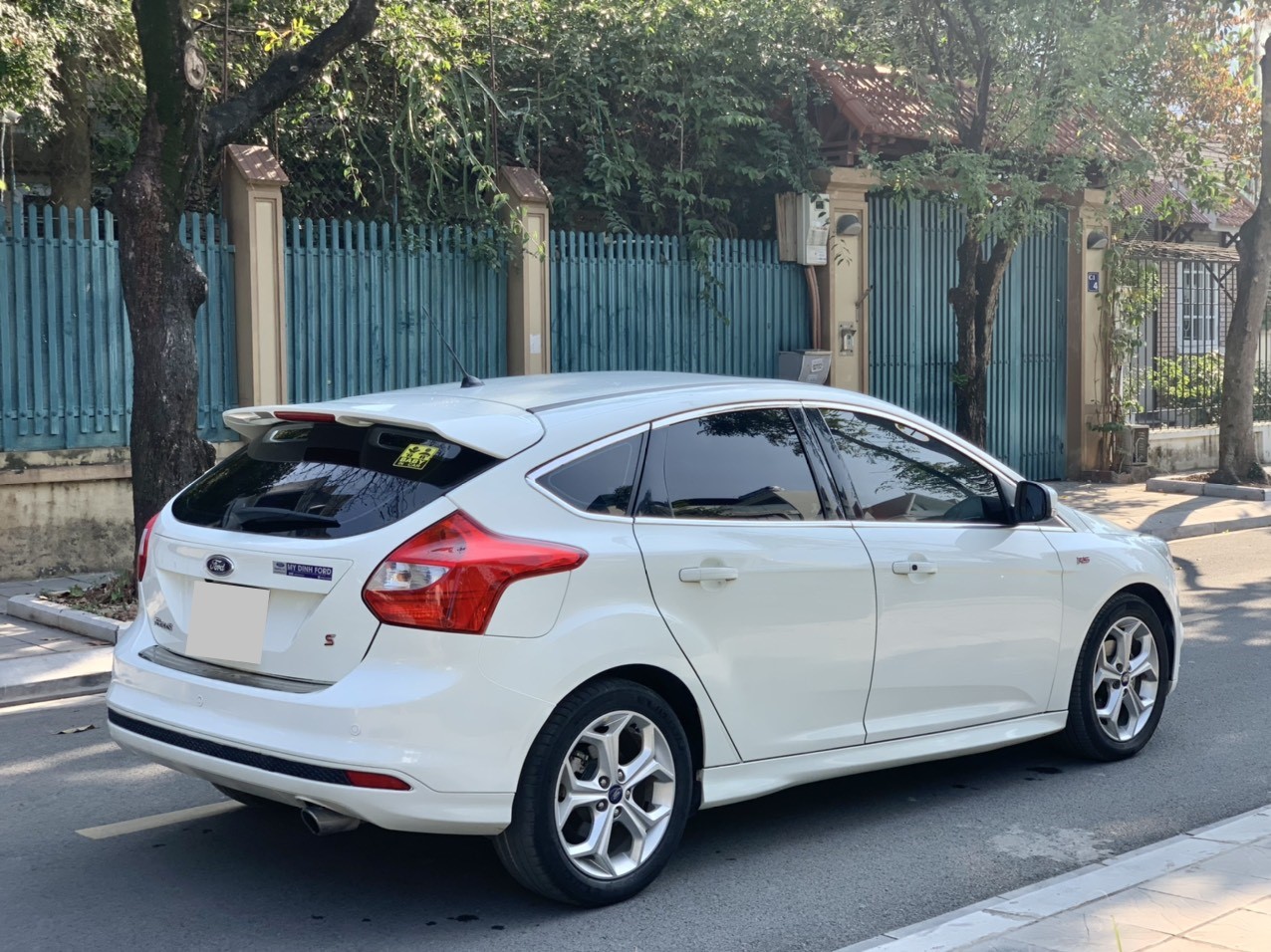 Ford Focus Sport 2.0AT 2014 màu trắng (Đã bán)