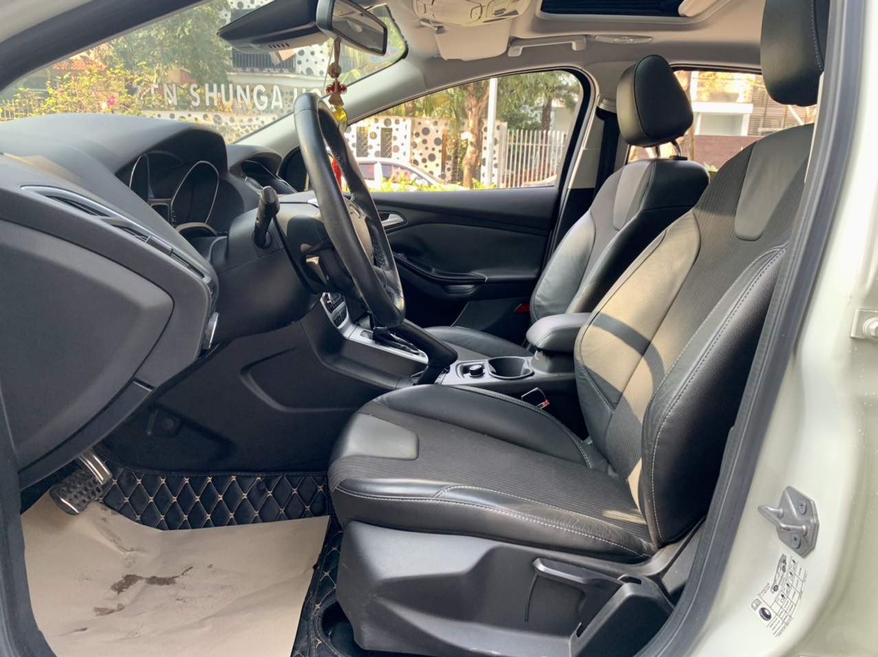 Ford Focus Sport 2.0AT 2014 màu trắng (Đã bán)