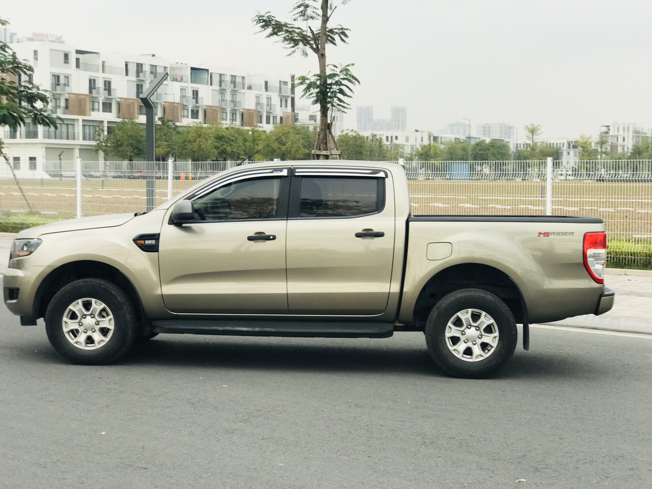 Ford Ranger XLS 2.2L 4x2 AT 2015 màu ghi vàng (Đã bán)