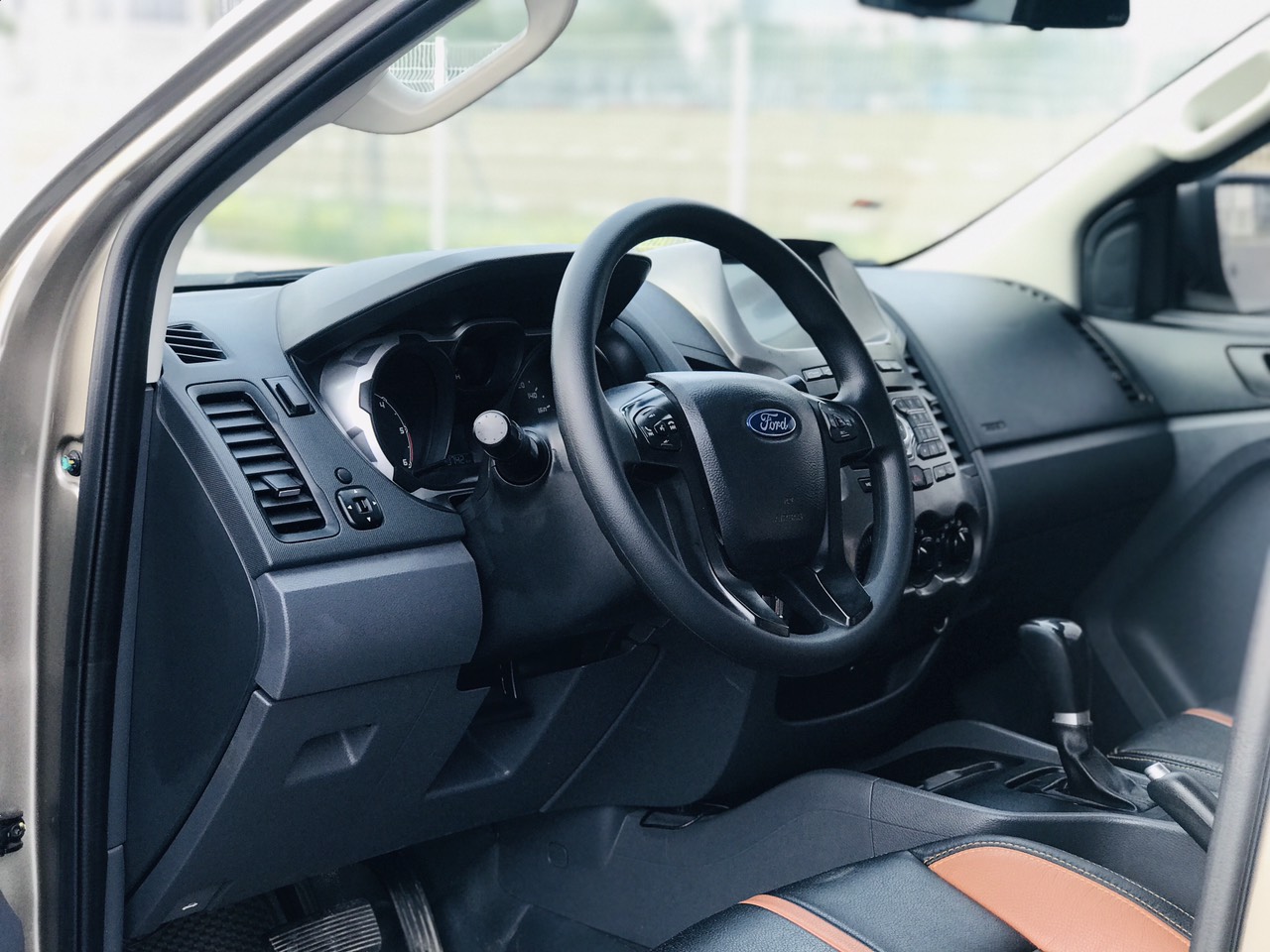 Ford Ranger XLS 2.2L 4x2 AT 2015 màu ghi vàng (Đã bán)