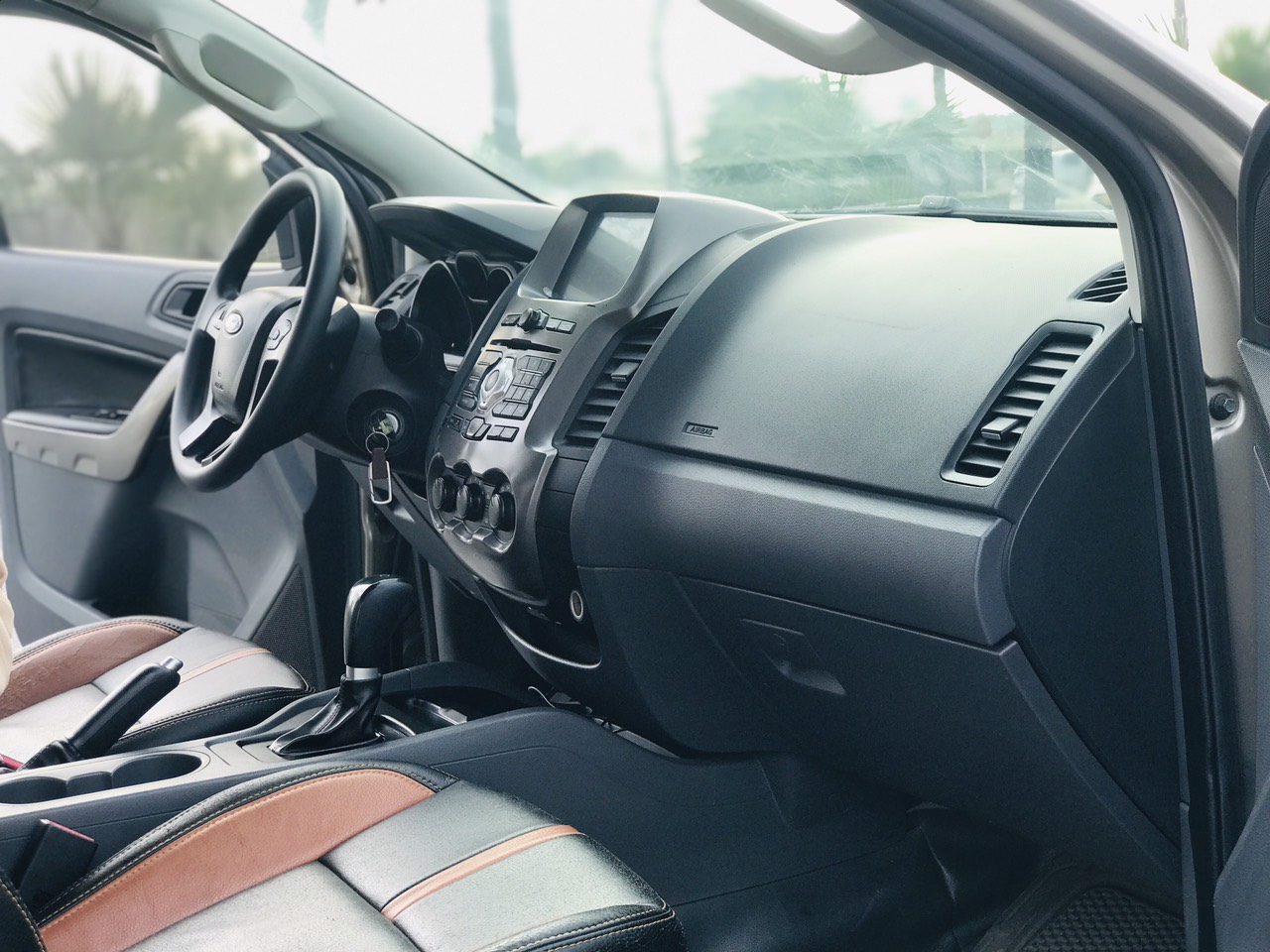 Ford Ranger XLS 2.2L 4x2 AT 2015 màu ghi vàng (Đã bán)