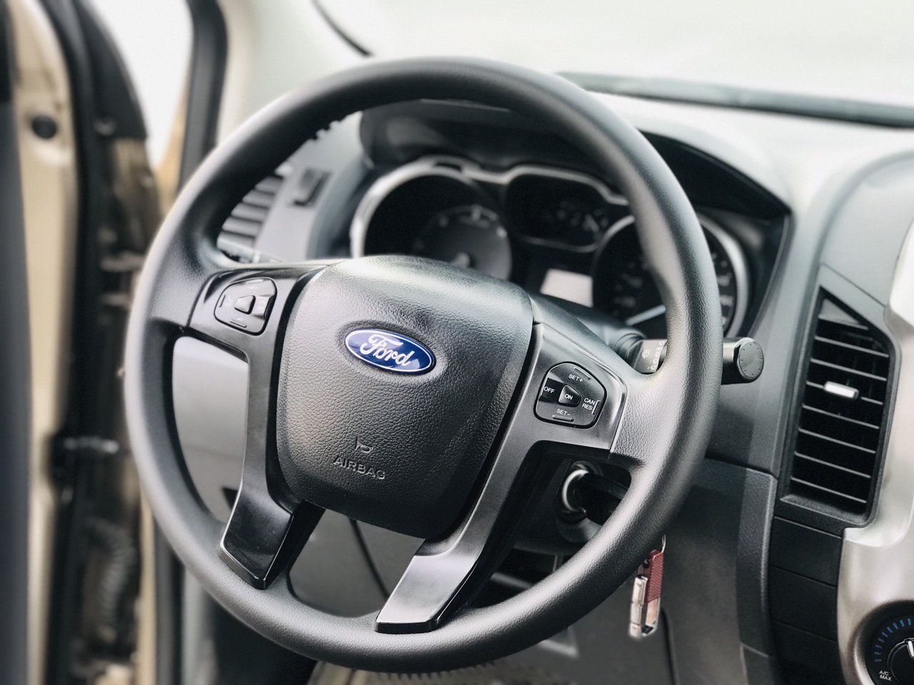 Ford Ranger XLS 2.2L 4x2 AT 2015 màu ghi vàng (Đã bán)