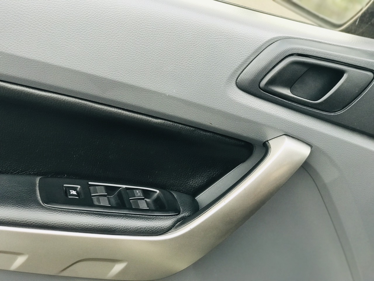 Ford Ranger XLS 2.2L 4x2 AT 2015 màu ghi vàng (Đã bán)