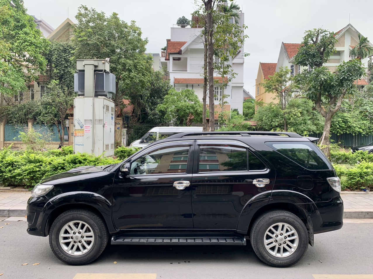 Toyota Fortuner 2.5G 4x2 MT 2013 màu đen (Đã bán)