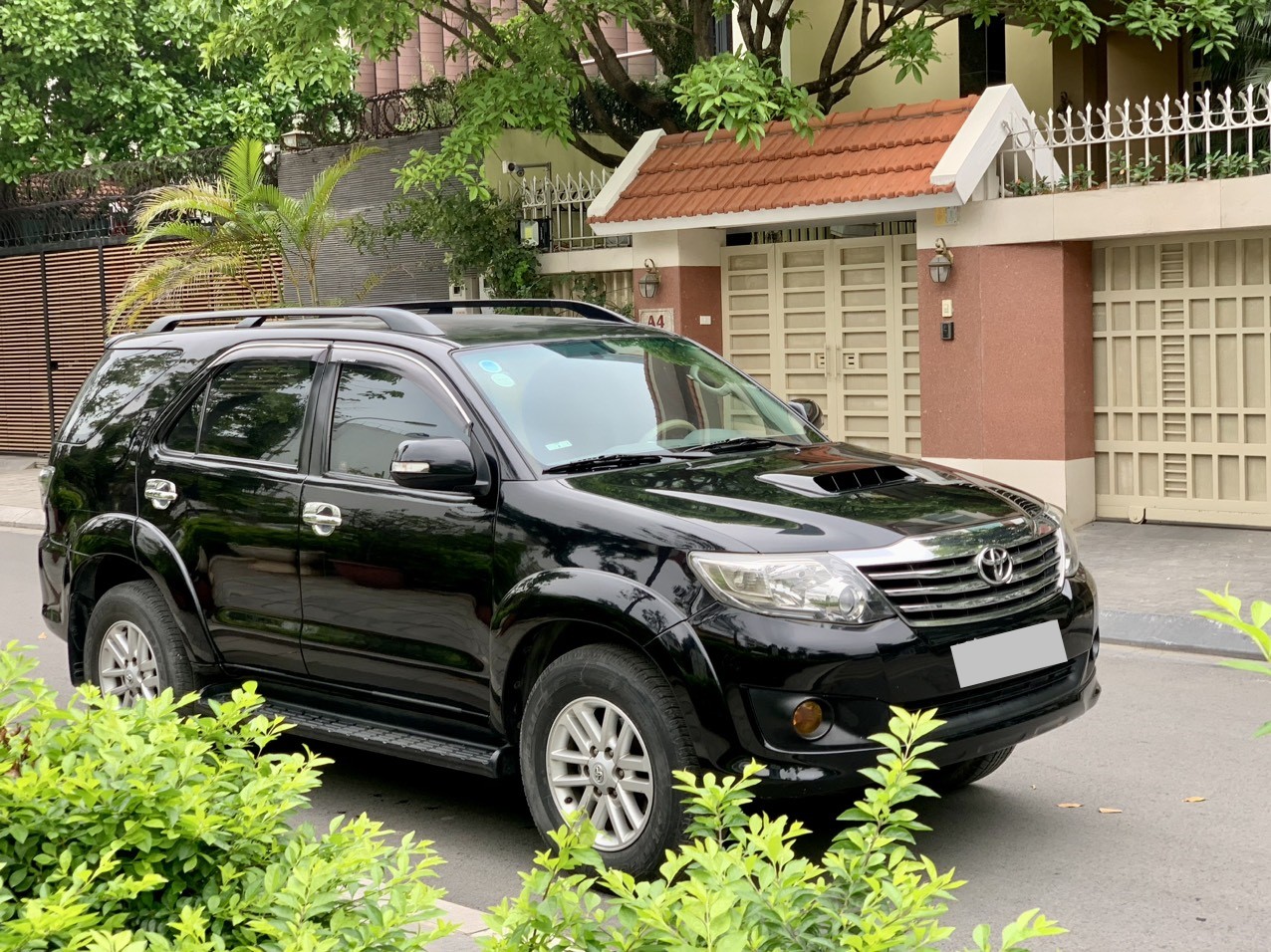 Toyota Fortuner 2.5G 4x2 MT 2013 màu đen (Đã bán)