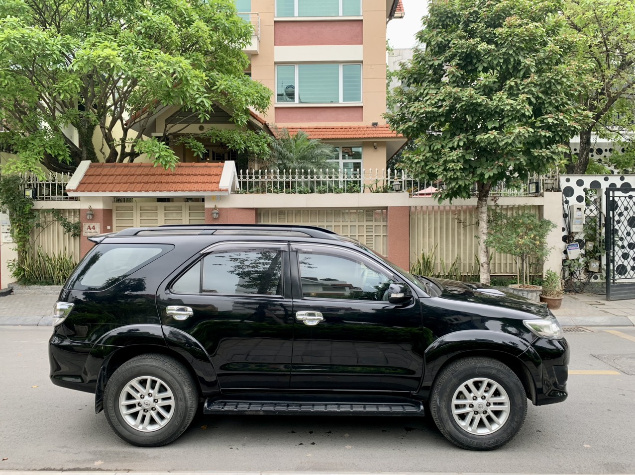 Toyota Fortuner 2.5G 4x2 MT 2013 màu đen (Đã bán)