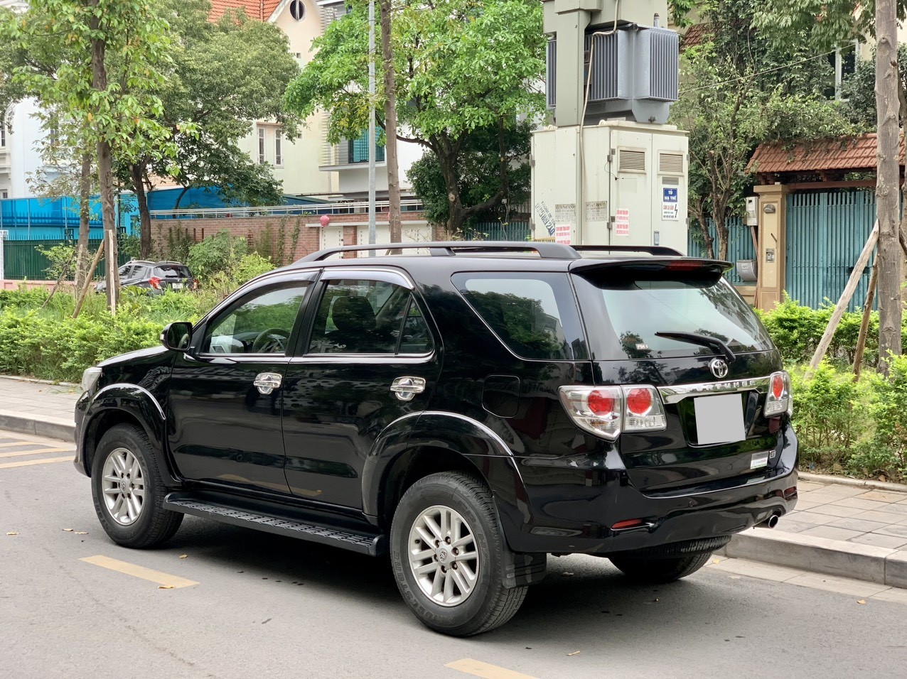 Toyota Fortuner 2.5G 4x2 MT 2013 màu đen (Đã bán)