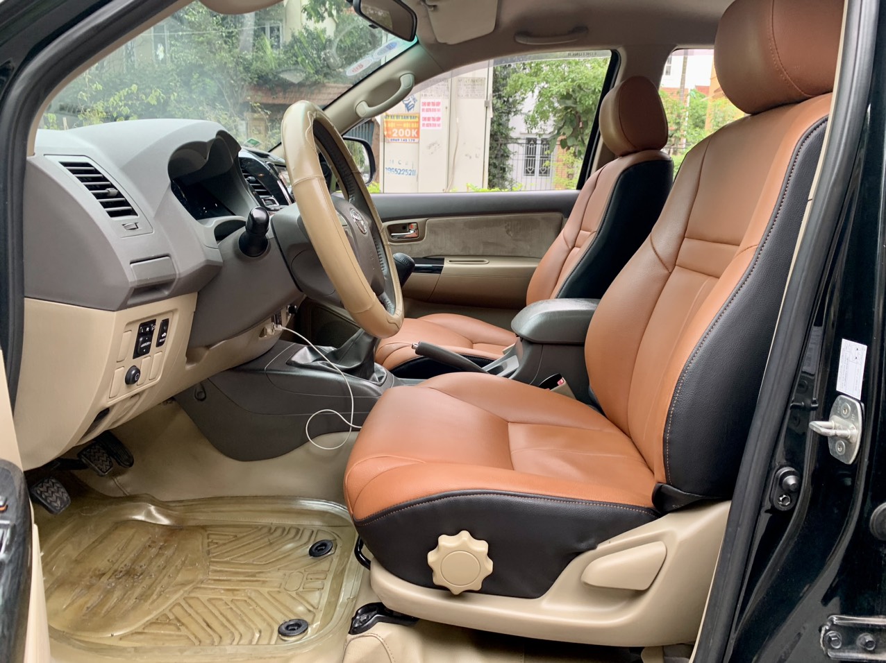 Toyota Fortuner 2.5G 4x2 MT 2013 màu đen (Đã bán)