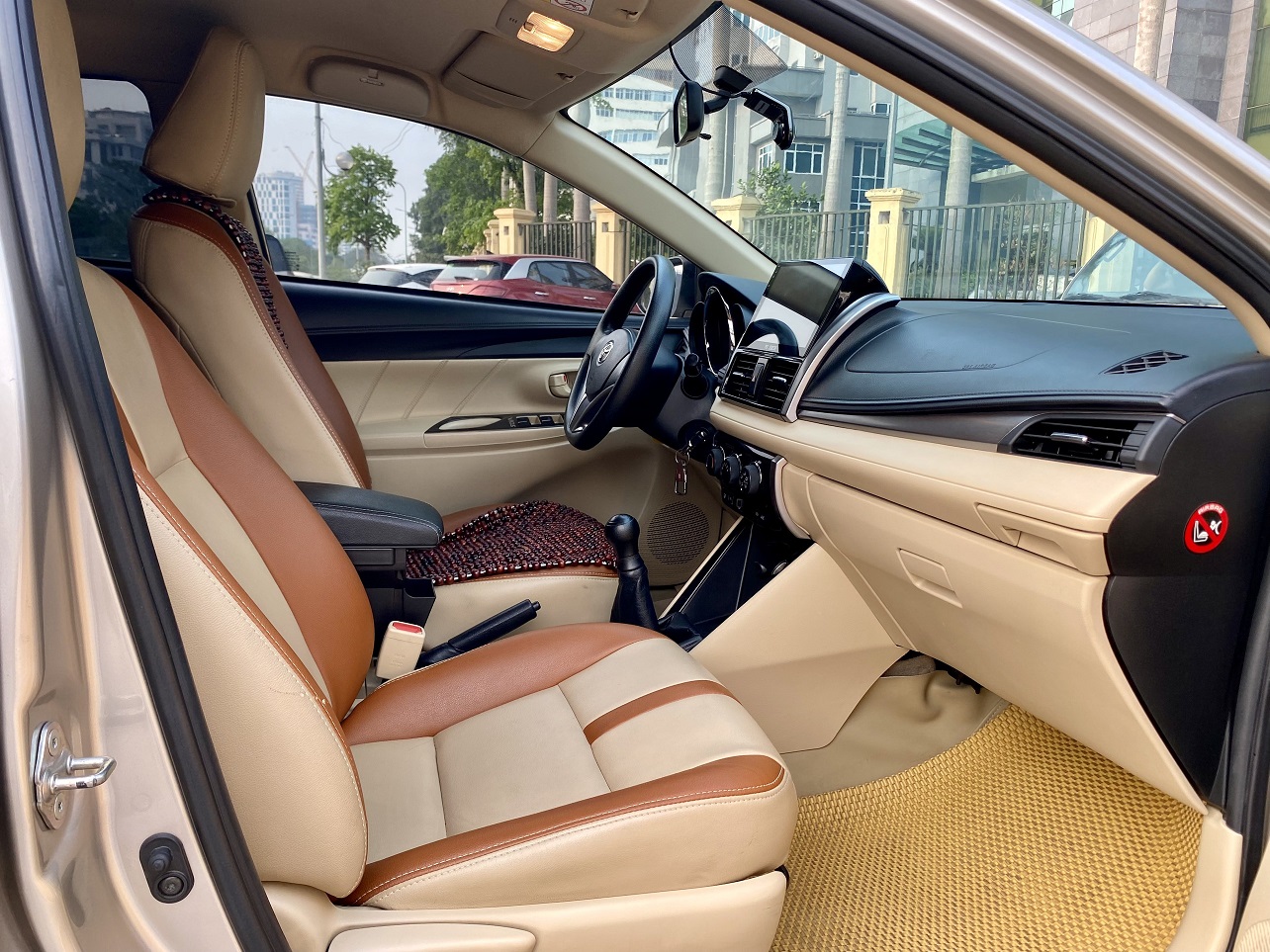 Toyota Vios 1.5E MT 2017 màu vàng cát (Đã bán)