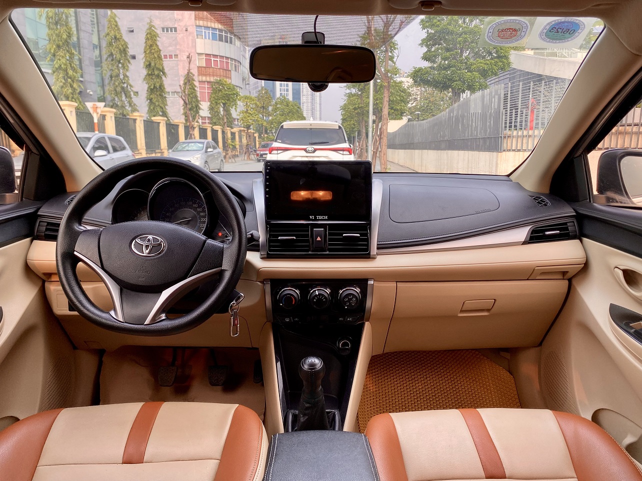 Toyota Vios 1.5E MT 2017 màu vàng cát (Đã bán)