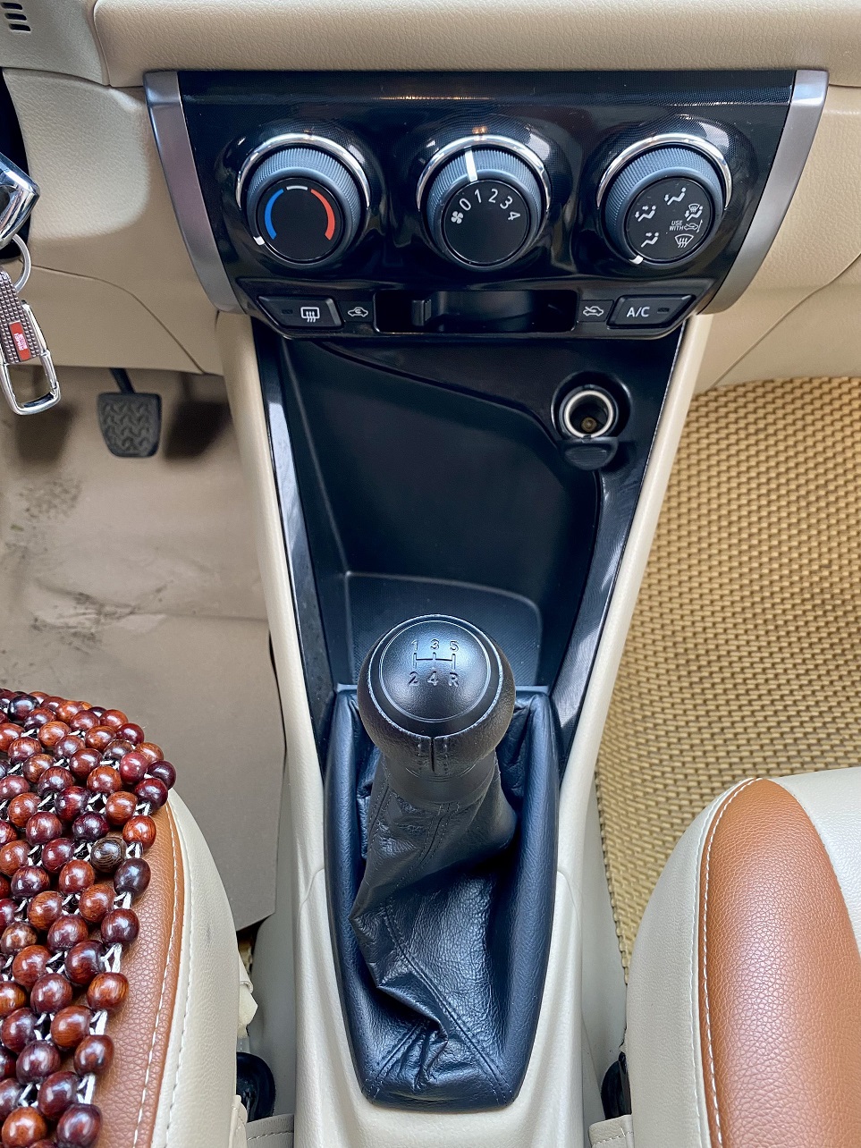 Toyota Vios 1.5E MT 2017 màu vàng cát (Đã bán)