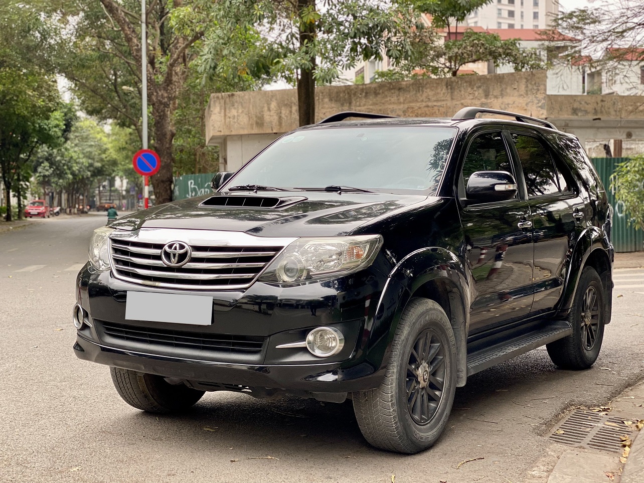 Toyota Fortuner 2.5G 4x2 MT 2015 màu đen (đã bán)