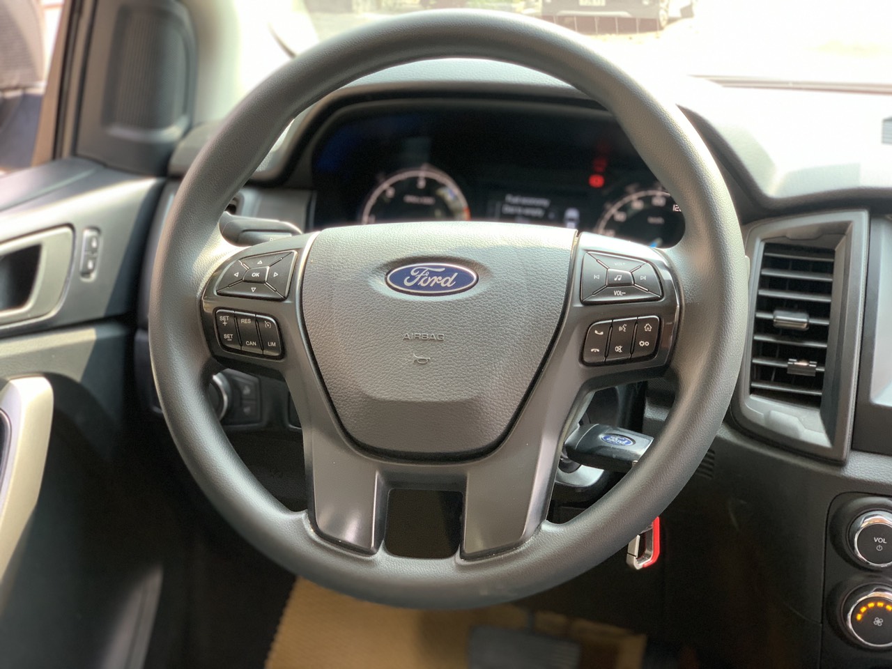 Ford Ranger XLS 2.2 AT 4x2 2021 màu trắng (Đã bán)