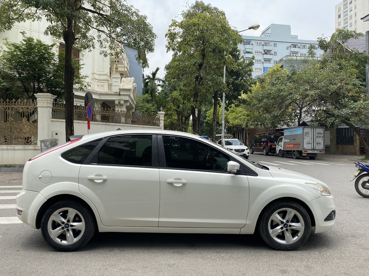 Ford Focus 1.8AT 2012 màu trắng (đã bán)
