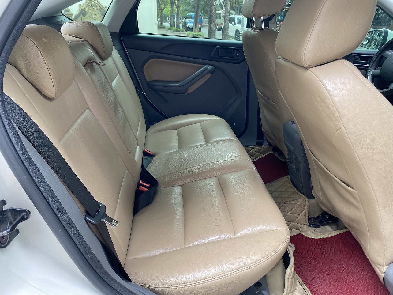Ford Focus 1.8AT 2012 màu trắng (đã bán)