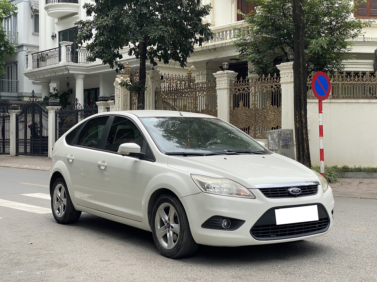 Ford Focus 1.8AT 2012 màu trắng (đã bán)