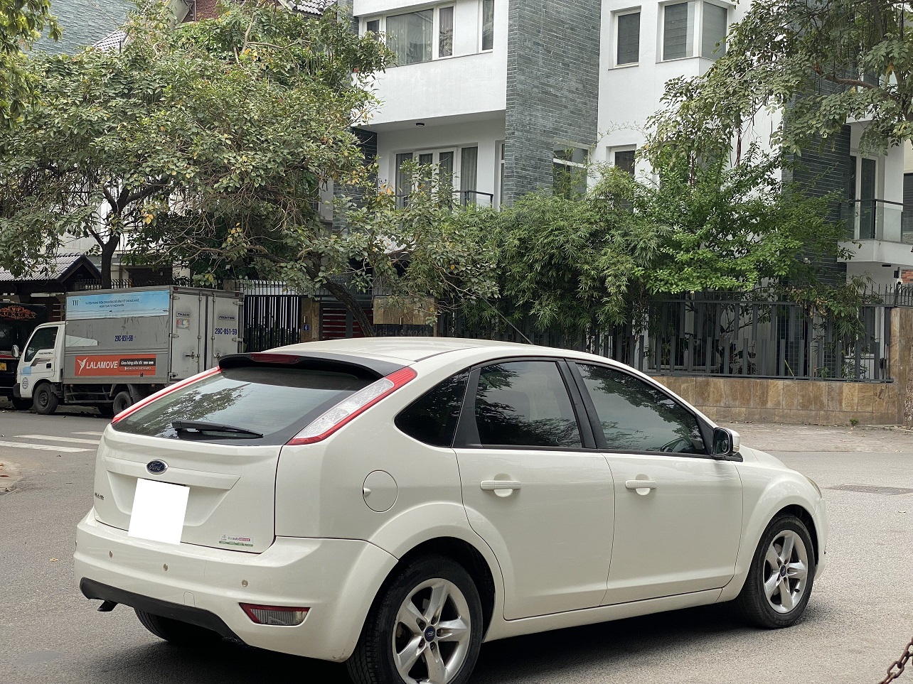 Ford Focus 1.8AT 2012 màu trắng (đã bán)
