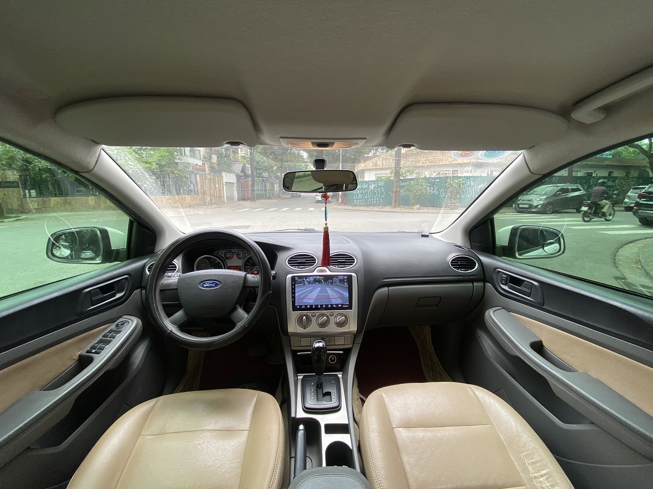 Ford Focus 1.8AT 2012 màu trắng (đã bán)
