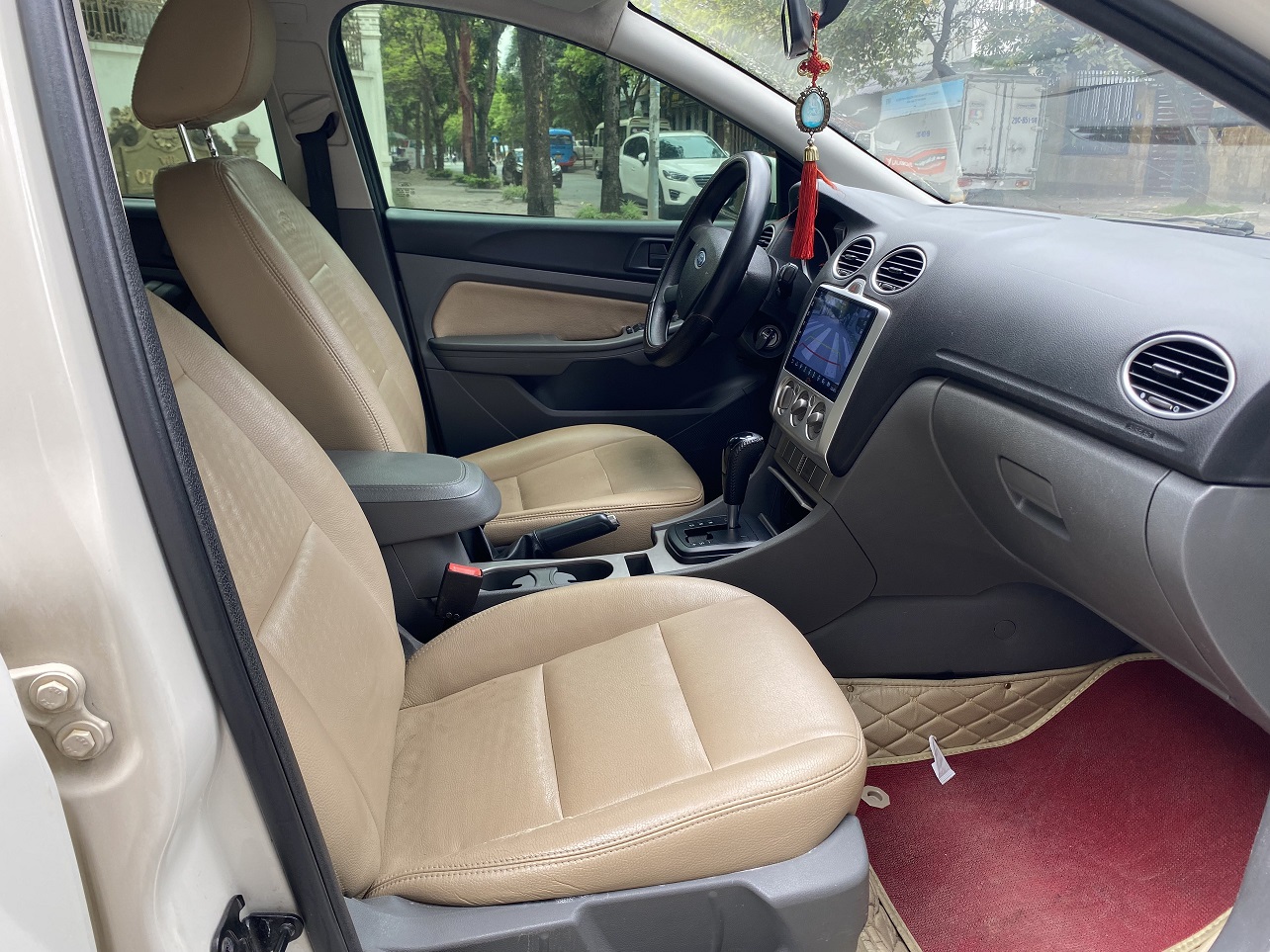 Ford Focus 1.8AT 2012 màu trắng (đã bán)