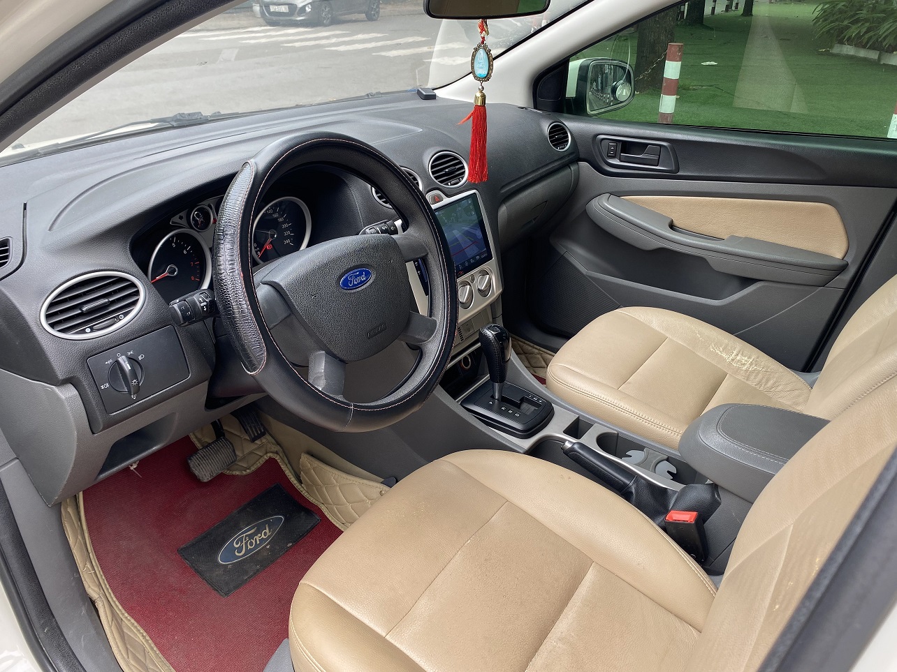 Ford Focus 1.8AT 2012 màu trắng (đã bán)