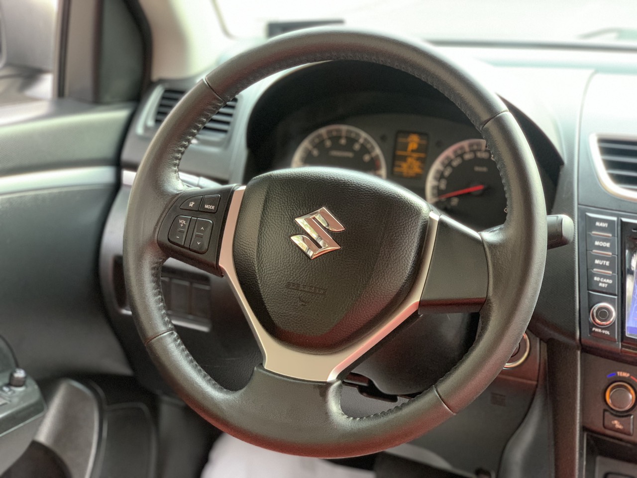 Suzuki Swift 1.4AT 2017 màu trắng (đã bán)