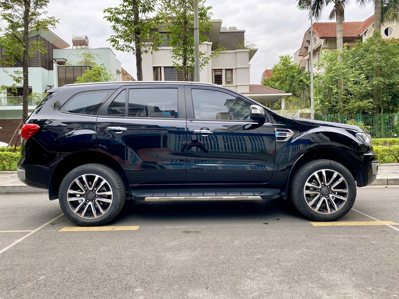 Ford Everest Titanium 4x2 2019 ĐKLĐ 2020 màu đen (Đã bán)