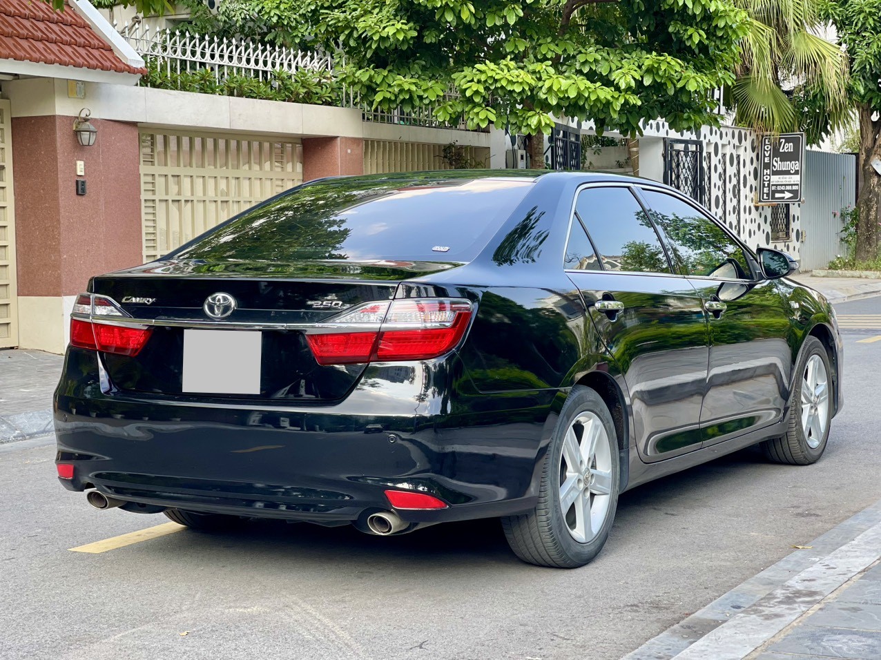 Toyota Camry 2.5Q 2016 màu đen (Đã bán)