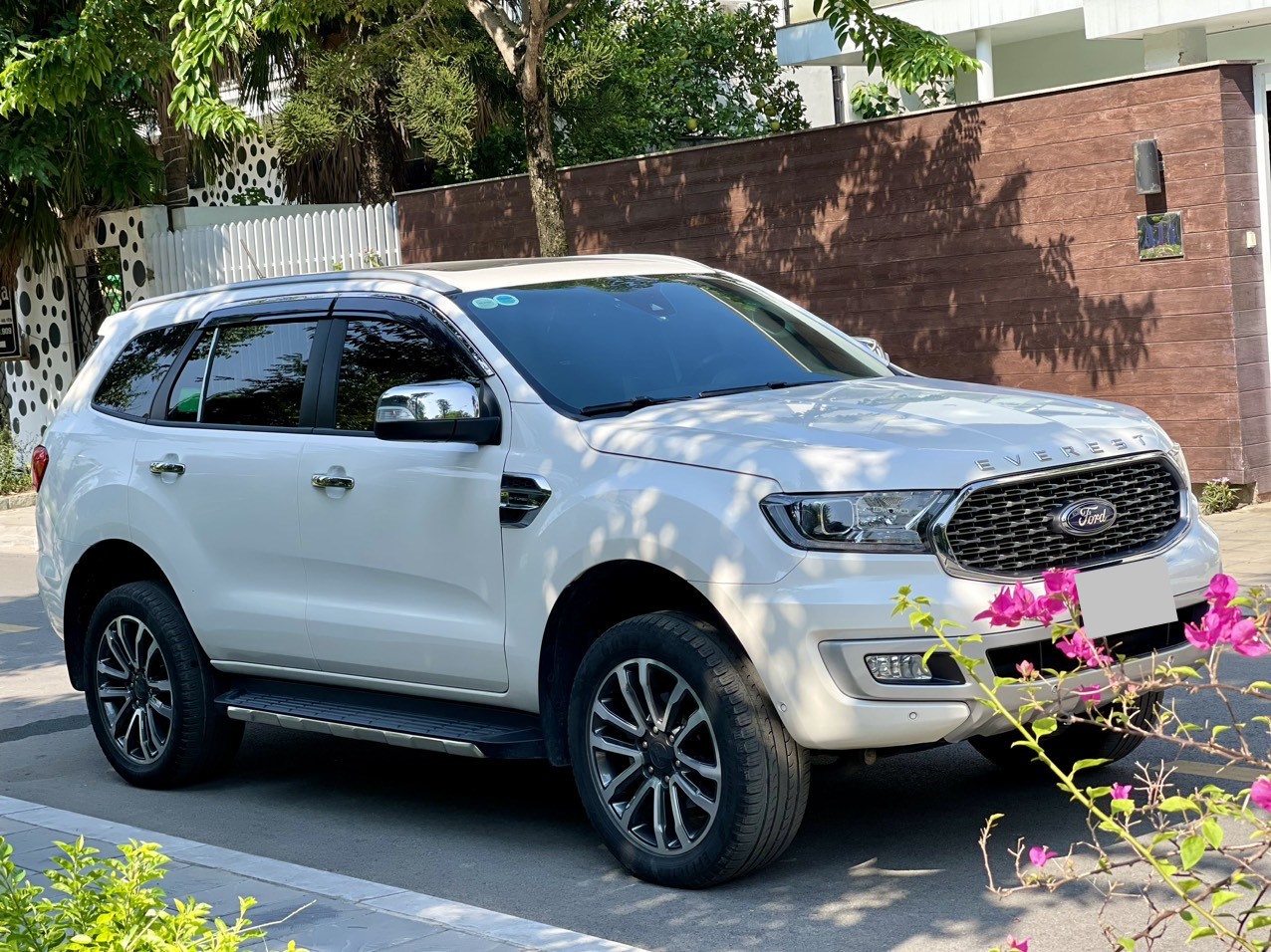 Ford Everest Titanium 2.0L 4x4 AT màu trắng (Đã bán)