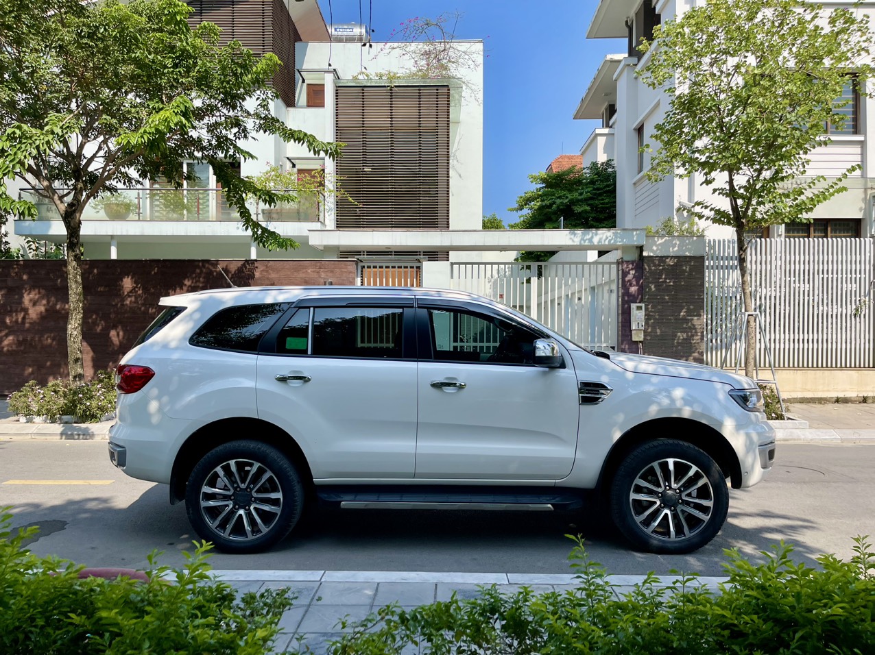 Ford Everest Titanium 2.0L 4x4 AT màu trắng (Đã bán)