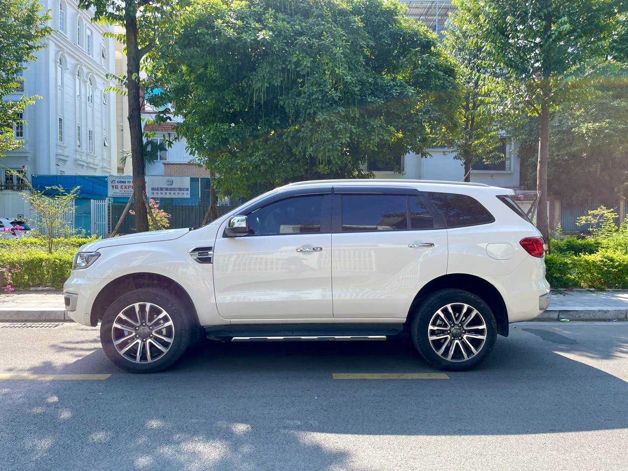 Ford Everest Titanium 2.0L 4x4 AT màu trắng (Đã bán)