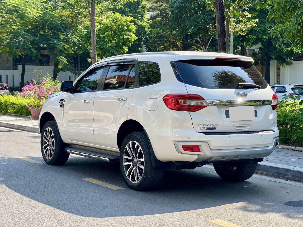 Ford Everest Titanium 2.0L 4x4 AT màu trắng (Đã bán)