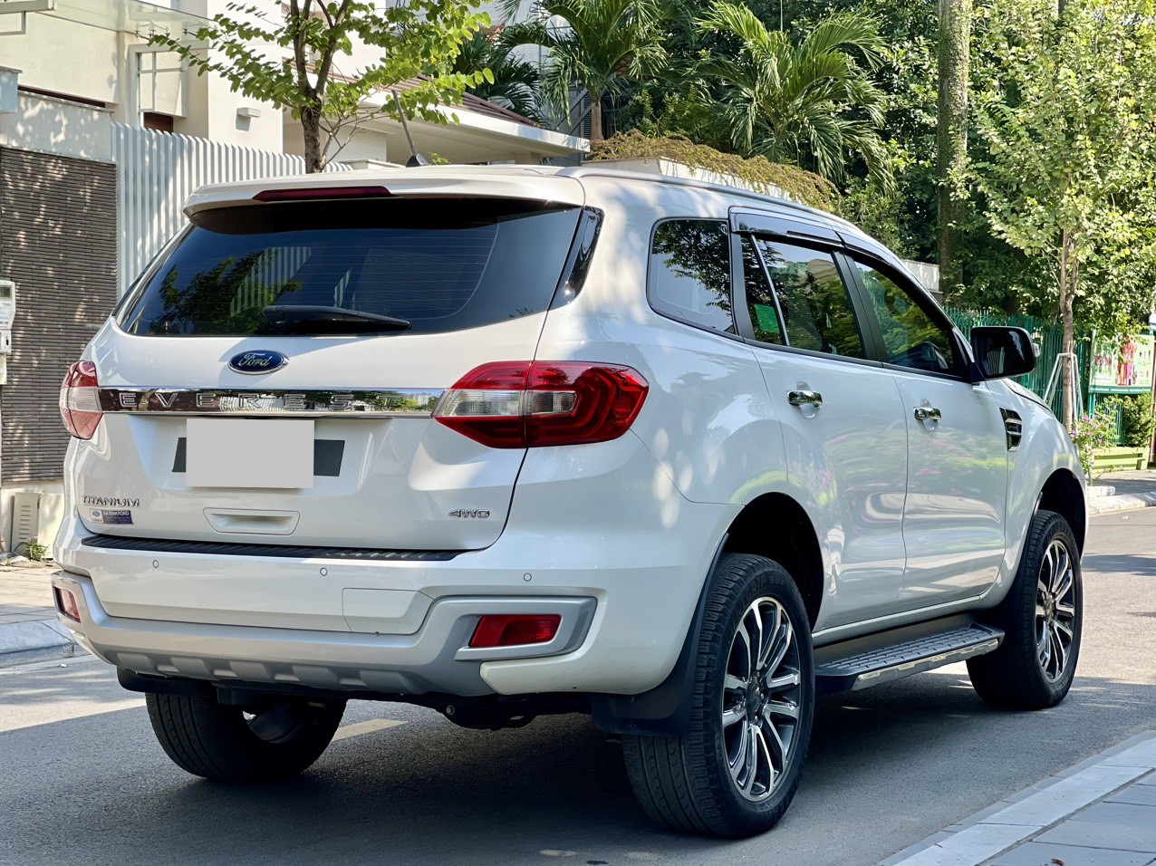 Ford Everest Titanium 2.0L 4x4 AT màu trắng (Đã bán)
