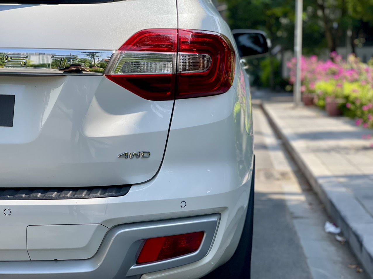 Ford Everest Titanium 2.0L 4x4 AT màu trắng (Đã bán)