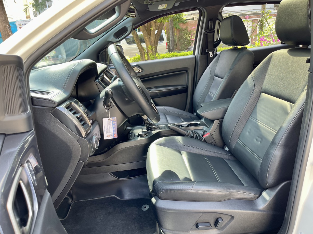 Ford Everest Titanium 2.0L 4x4 AT màu trắng (Đã bán)