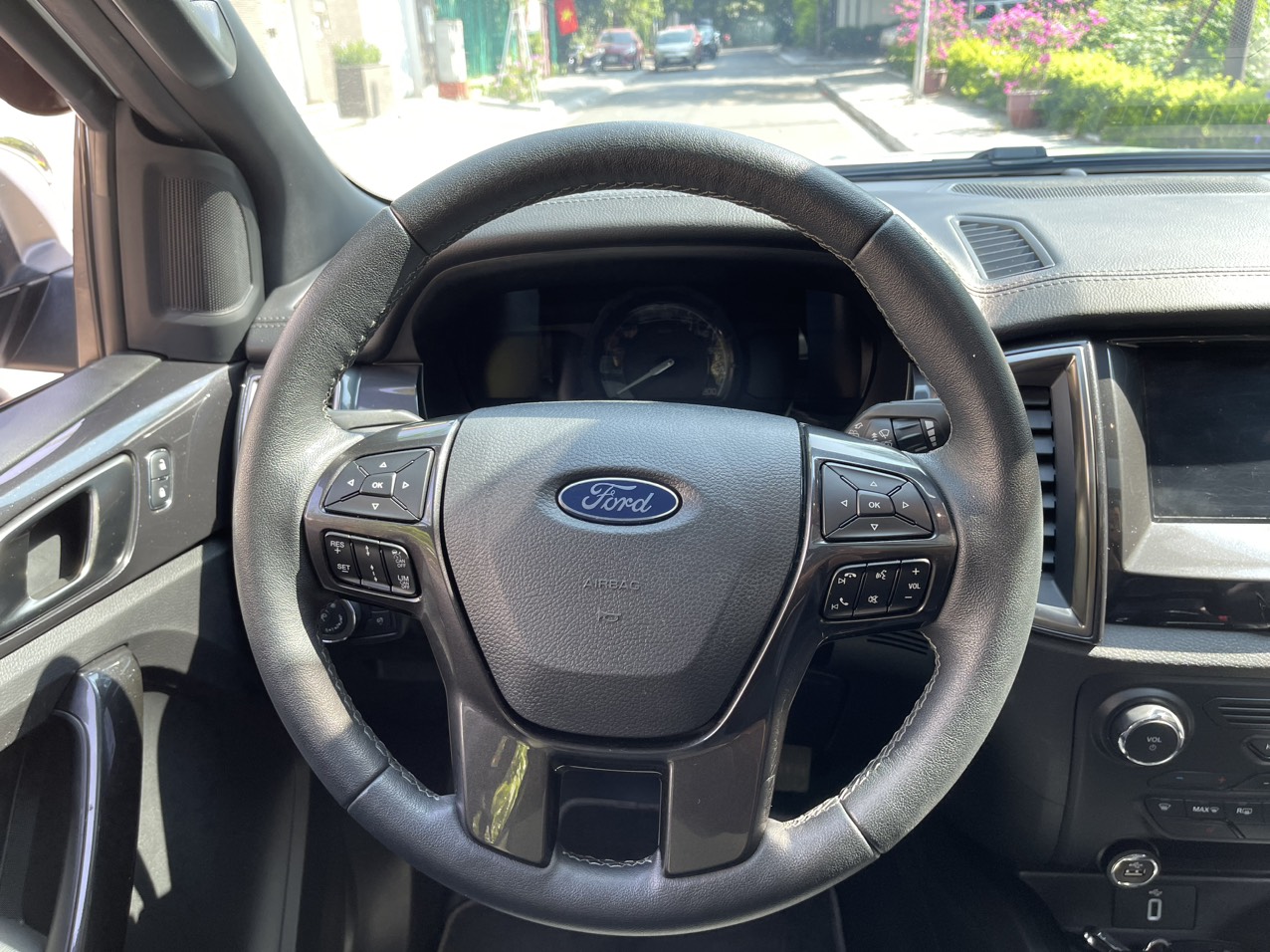 Ford Everest Titanium 2.0L 4x4 AT màu trắng (Đã bán)