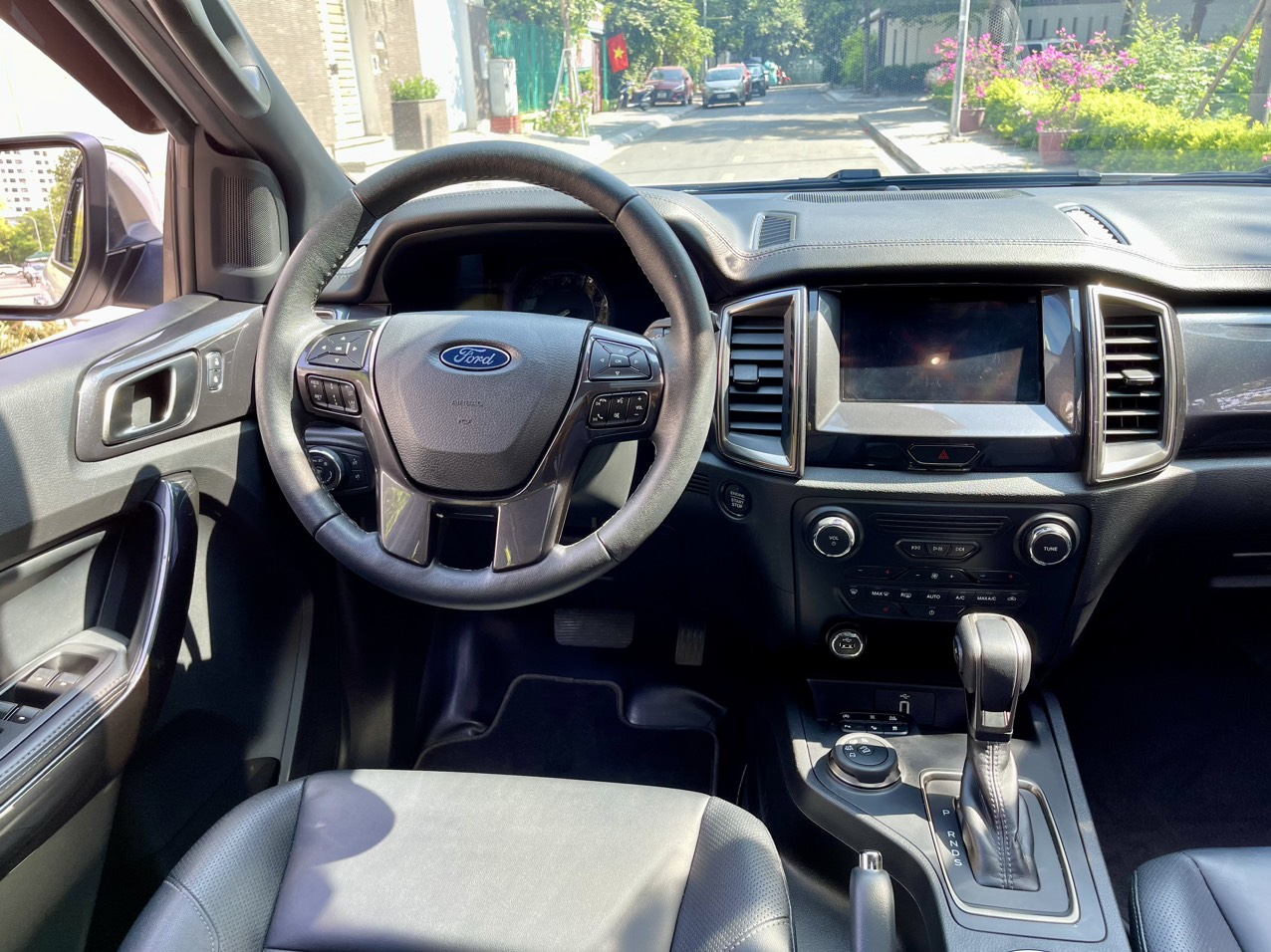 Ford Everest Titanium 2.0L 4x4 AT màu trắng (Đã bán)