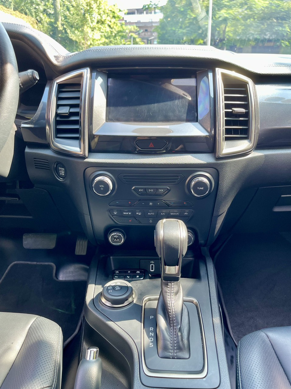 Ford Everest Titanium 2.0L 4x4 AT màu trắng (Đã bán)