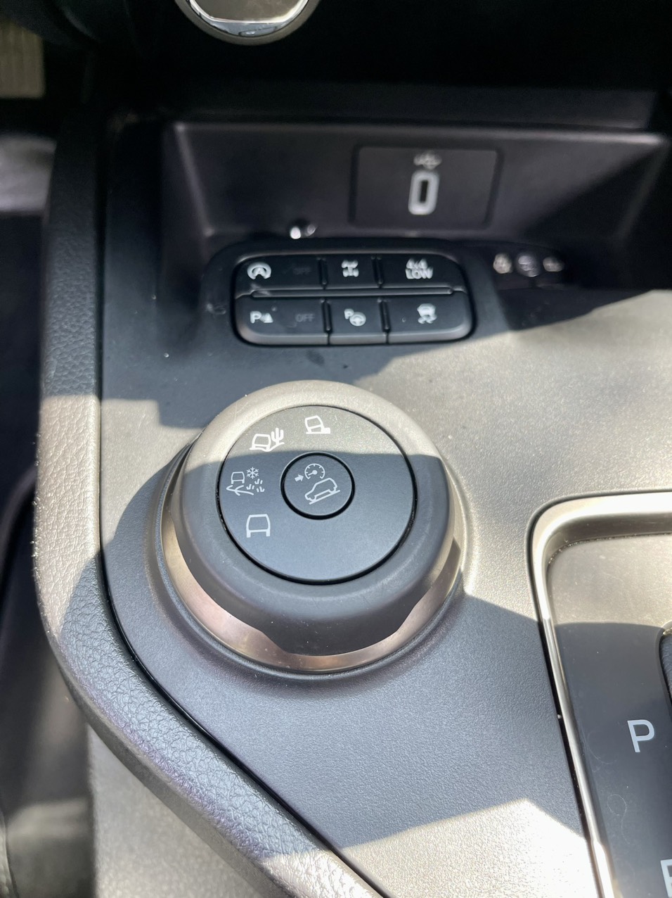 Ford Everest Titanium 2.0L 4x4 AT màu trắng (Đã bán)