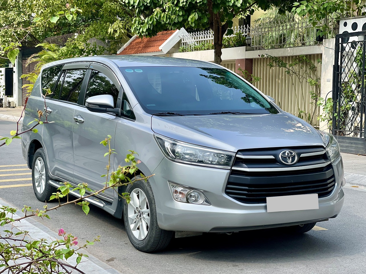 Toyota Innova 2.0E MT 2018 màu bạc (Đã bán)