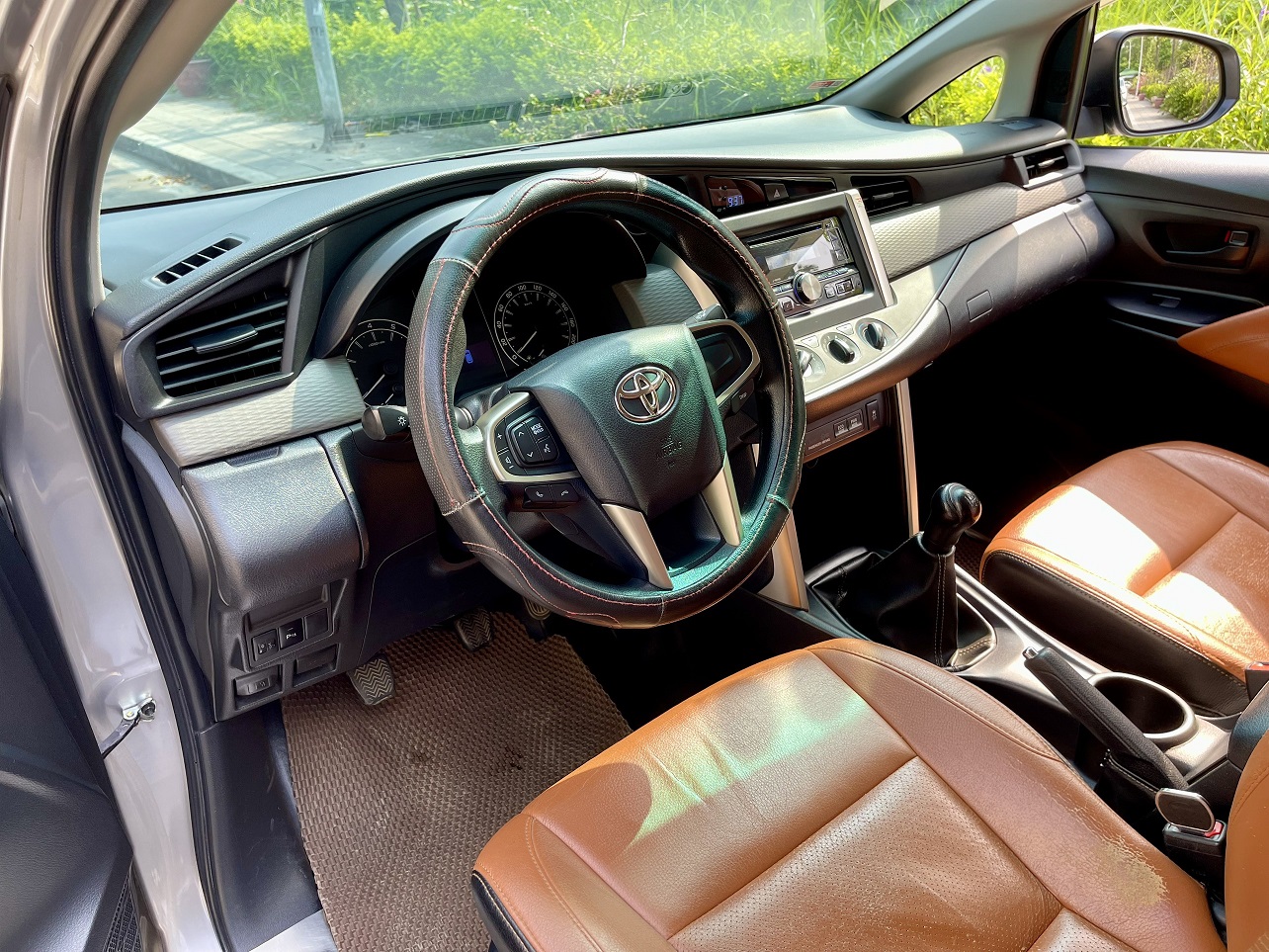 Toyota Innova 2.0E MT 2018 màu bạc (Đã bán)