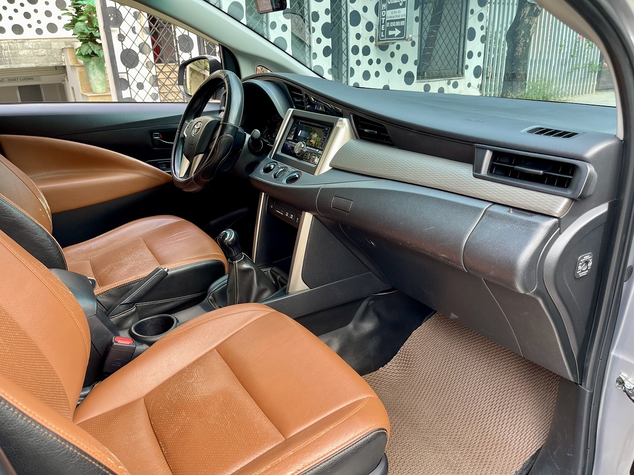 Toyota Innova 2.0E MT 2018 màu bạc (Đã bán)