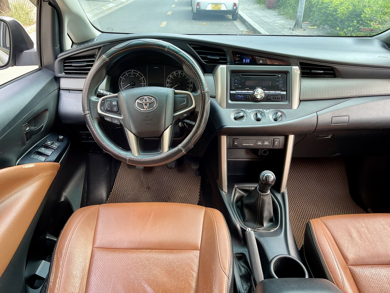 Toyota Innova 2.0E MT 2018 màu bạc (Đã bán)