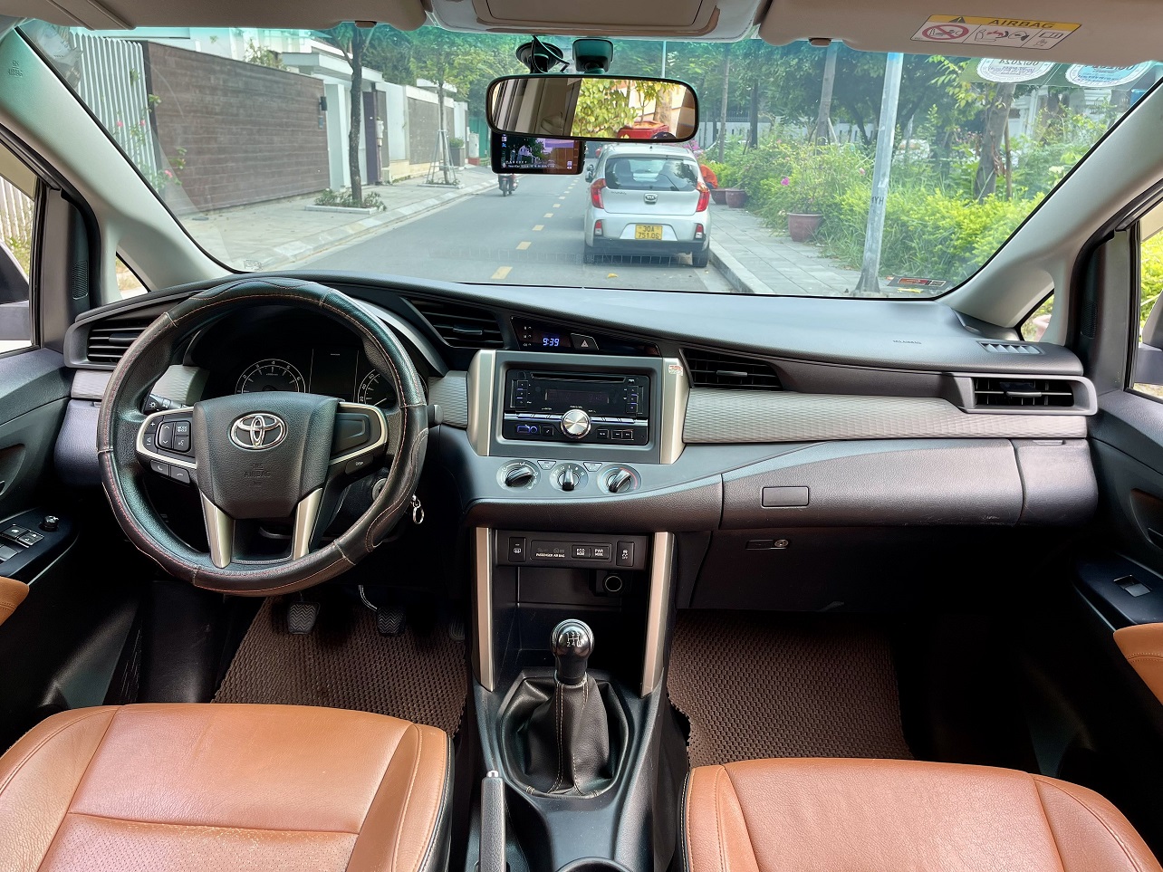 Toyota Innova 2.0E MT 2018 màu bạc (Đã bán)
